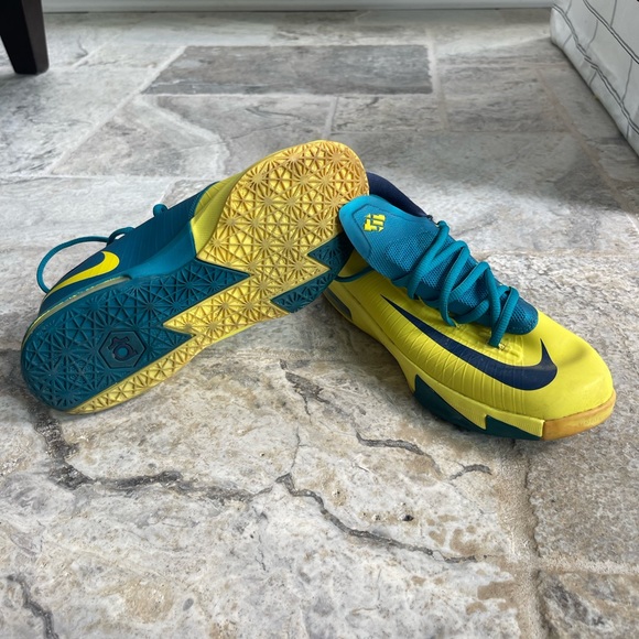 Nike Yellow and Blue Tennis Shoe Size 4.5Y - Picture 4 of 4